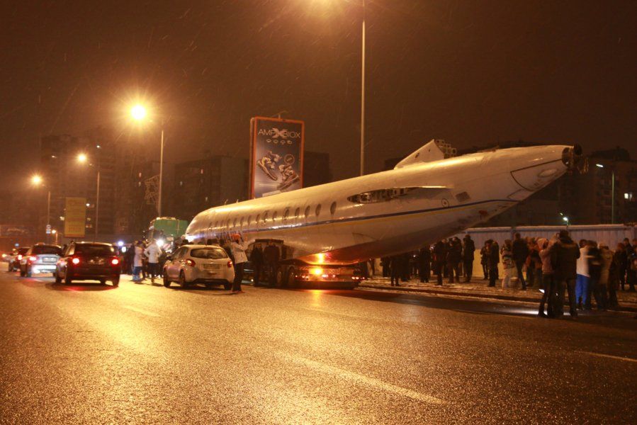 По улицам Киева проехал президентский самолет. ФОТО