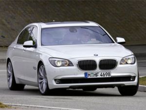 Самая мощная семерка BMW получила мотор V12 с двумя турбинами