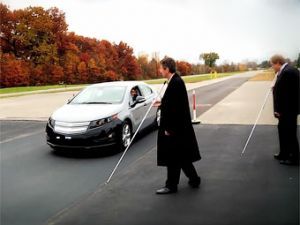 Компания Chevrolet привлекла слепых для оценки звука гибрида Volt