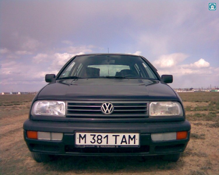 Volkswagen 1993. Фольксваген Венто 1993 1.8. Фольксваген Венто 1993. Volkswagen Vento 1993 1.8 хэтчбек. VW Vento 1993 рестайл.